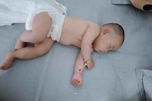 包生男孩正规公司几个月宝宝可以竖抱